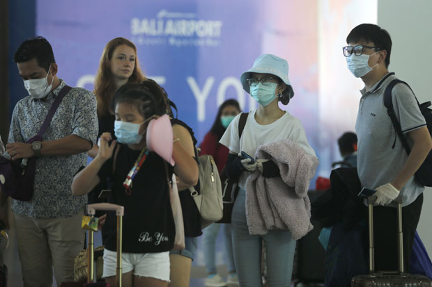 Бели лук и слана вода вам НЕЋЕ помоћи: Митови о корона вирусу на које НЕ ТРЕБА наседати